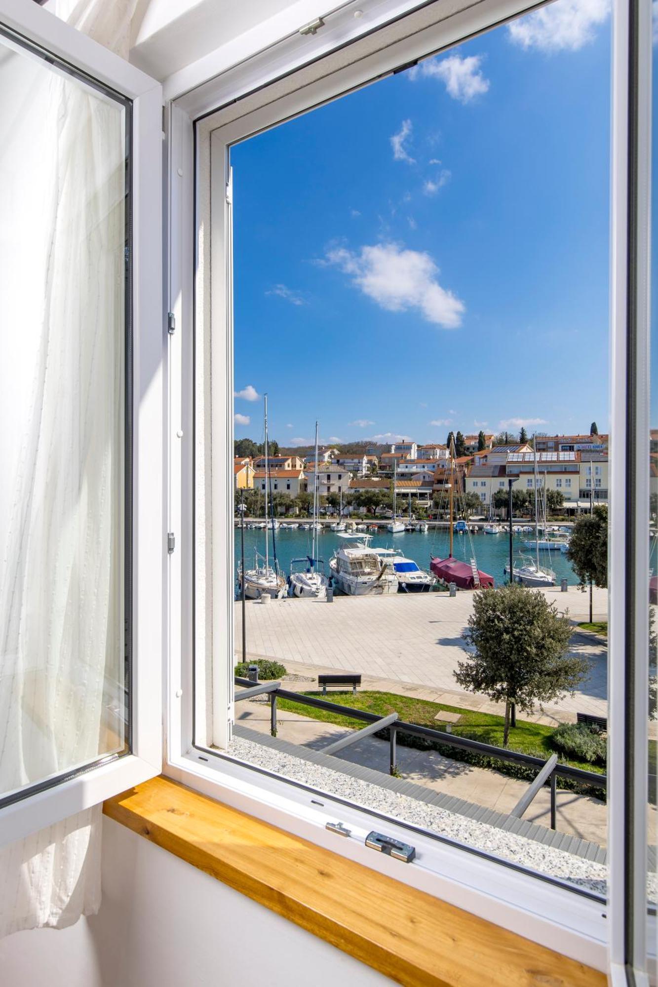 The House Hotel Malinska Exterior photo