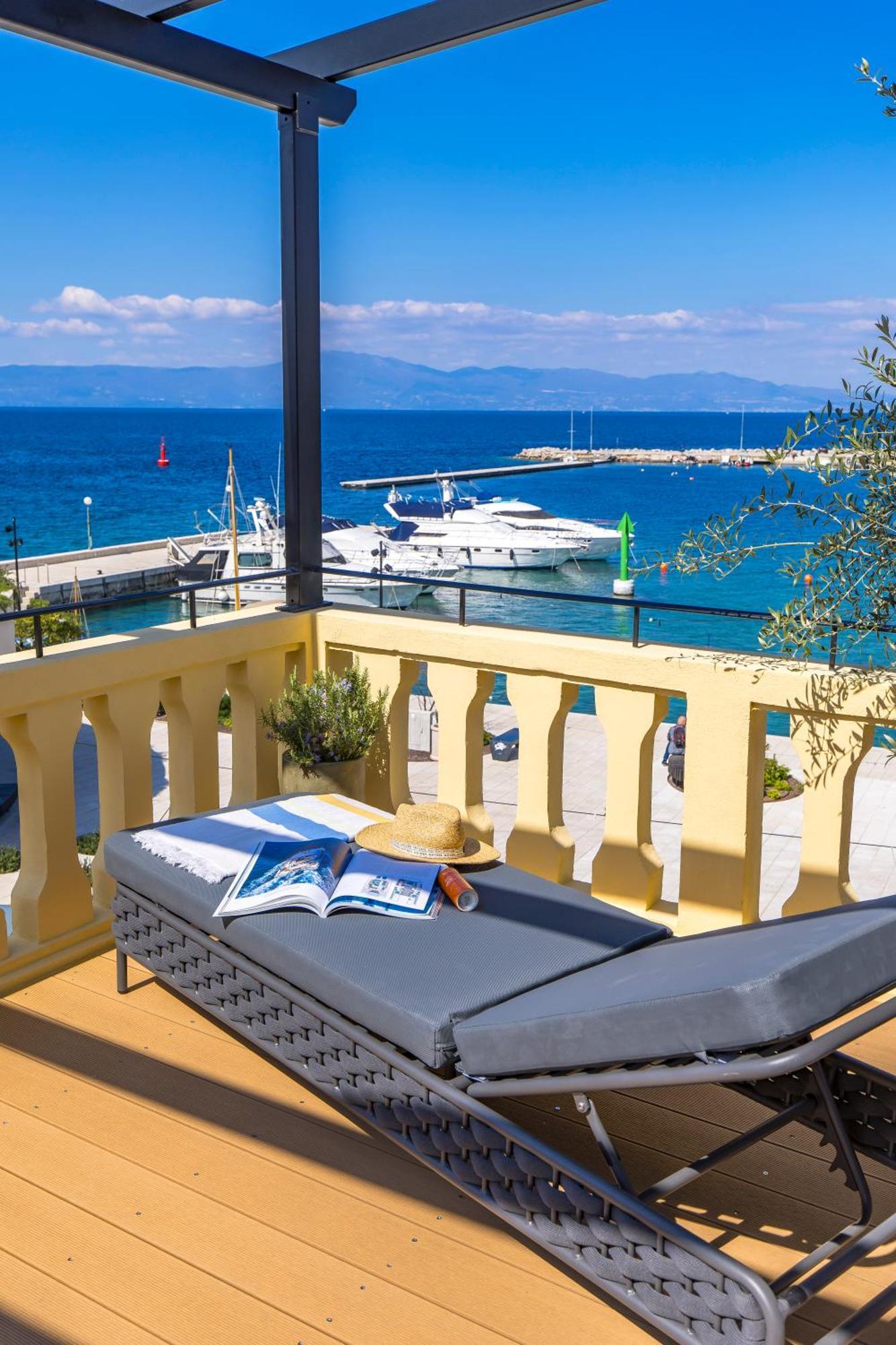 The House Hotel Malinska Exterior photo